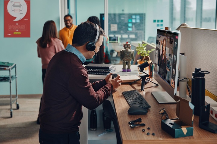 Actual product image Poly Voyager Focus 2 (Wireless, USB-A)