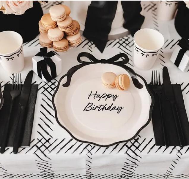 Produktbild Partydeco Pappteller „Happy Birthday“ – Creme mit Schleife (6x)