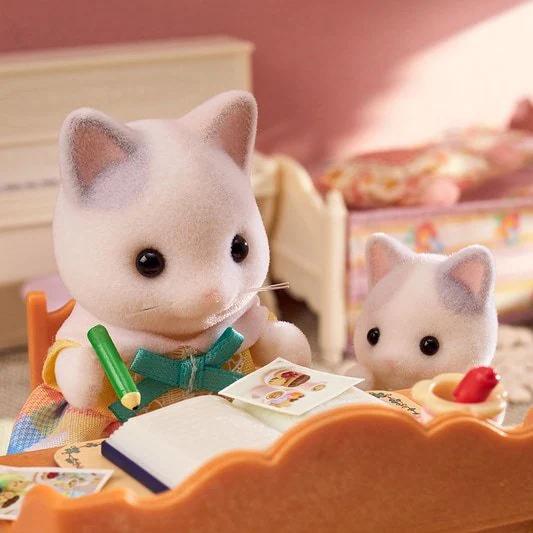 Actual product image Sylvanian Families Milk cat family