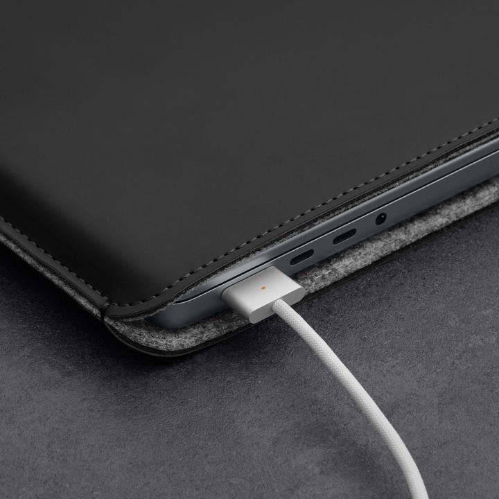 Actual product image Woolnut Coated Sleeve -suojatasku 16" MacBook Pro, musta (16")