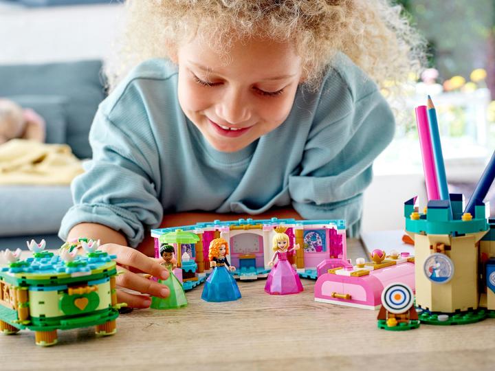 Actual product image LEGO Aurora's, Merida's and Tiana's magic works (43203, LEGO Disney)