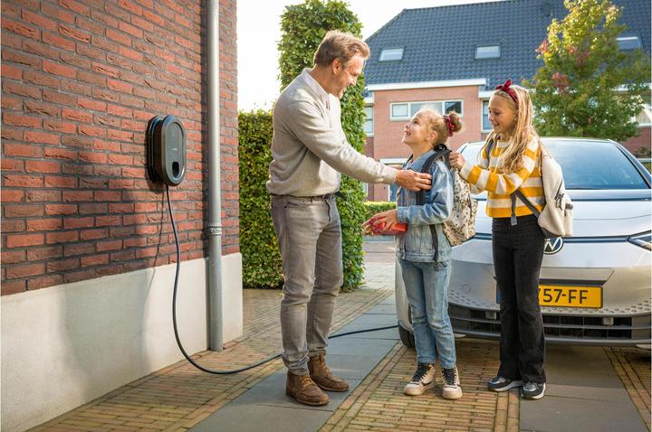 Produktbild Ratio Electric Ladestation Solar 11 - 22 kW, Typ 2, WLAN/LAN/BT, 7.5 m (Typ 2, 22 kW, 32 A, Fest verdrahtet)