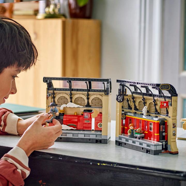 Actual product image LEGO Buchstütze: Hogwarts Express (76450, LEGO Harry Potter)