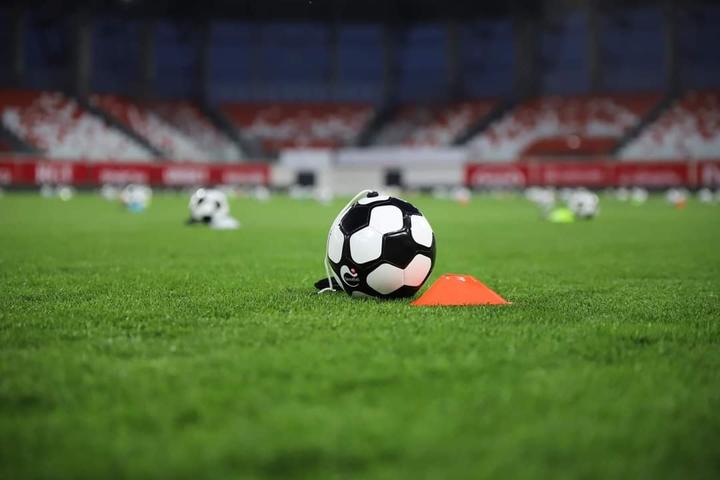 Produktbild Sense Ball Intelligenter Fussball & App inkl. Fussballausrüstung verwendet von Profivereinen für Jungen