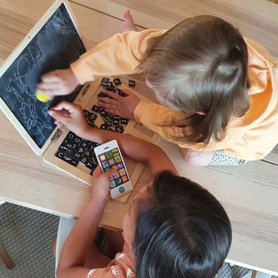 Actual product image small foot Wooden laptop with magnetic board (German)