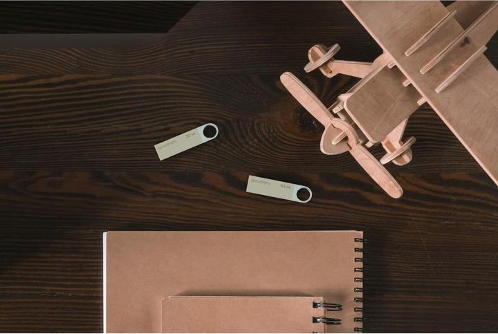 Actual product image Goodram 32GB USB 2.0 - 32 GB - USB Type-A - 2.0 - 20 MB/s - Rotating ring - Black - Silver (32 GB, USB-A)