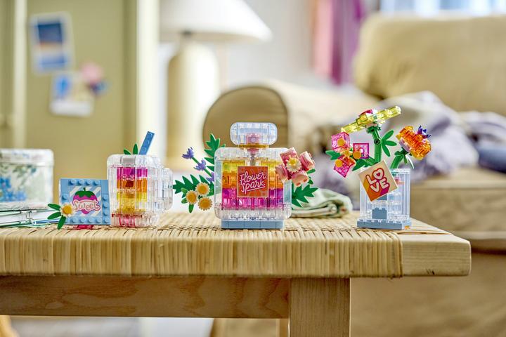 Produktbild LEGO Parfümflasche mit Blumendeko
