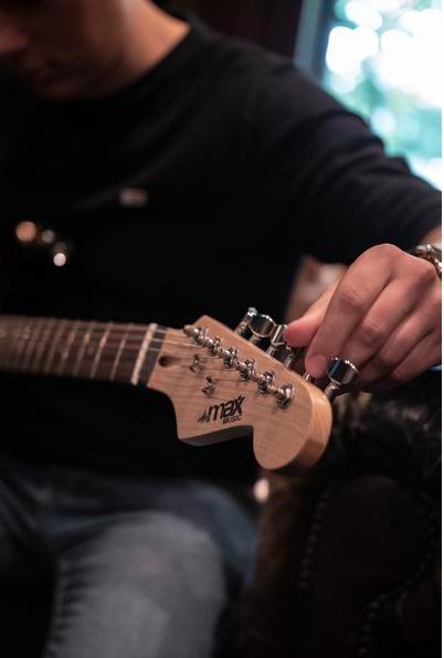 Produktbild Max Music GigKit Rot (E-Gitarre, Holz, Linde)