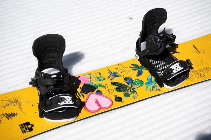 Produktbild Gnu Snowboard Gloss 2026 (140)