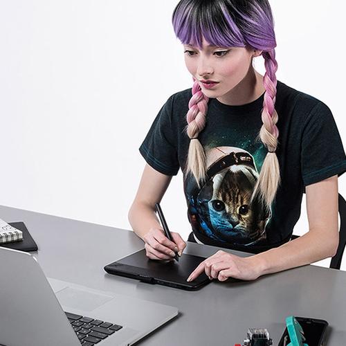 Actual product image Wacom Intuos Comic Black Pen & Touch Medium (2540 lpi)