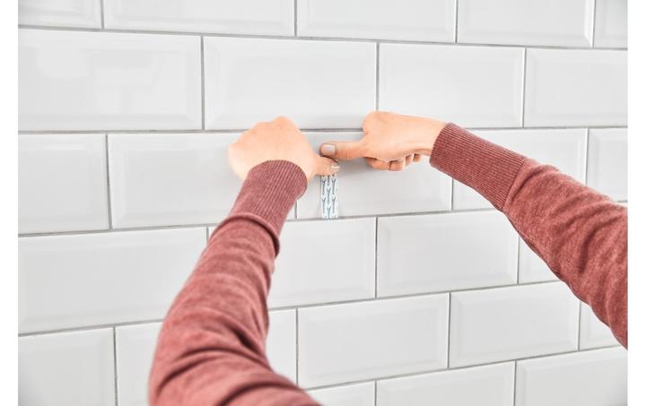 Produktbild tesa Klebenagel für Fliesen & Metall, ideal für Leinwand & Keilrahmen