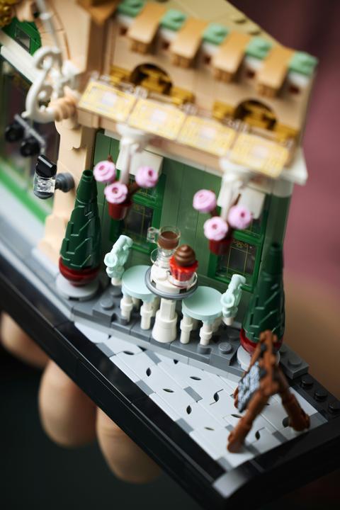 Actual product image LEGO French Café (10362, LEGO Icons)
