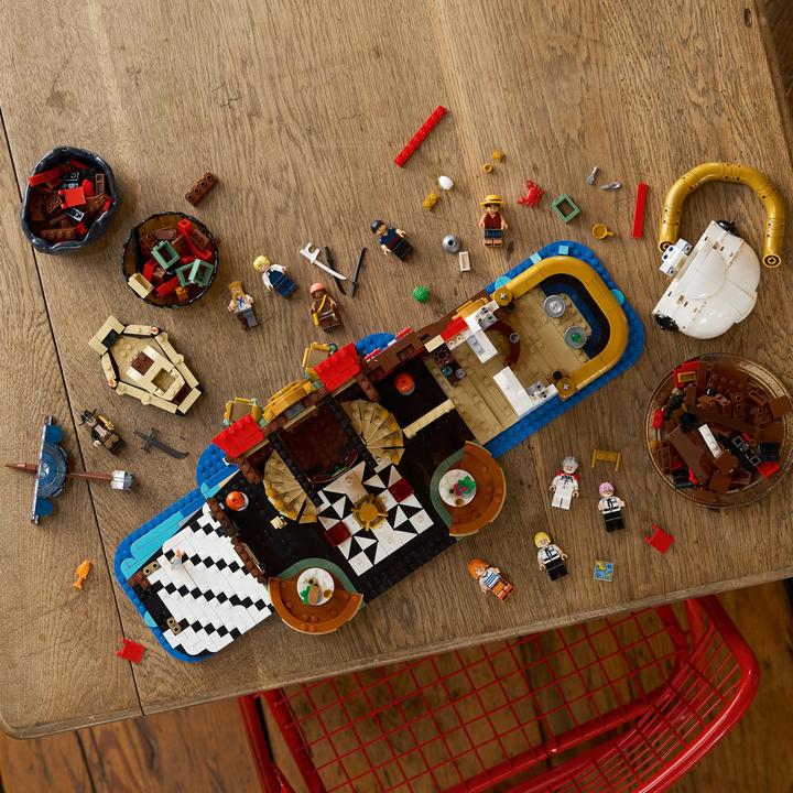 Actual product image LEGO Baratié, das Schwimmende Restaurant (75640, LEGO DC)