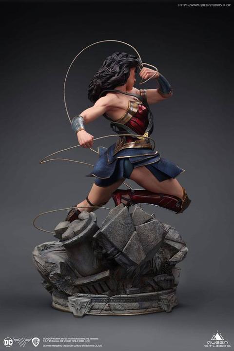 Actual product image Queen Studios Wonder Woman Comic Statuette 1/4 Wonder Woman Early Bird Version 47 cm
