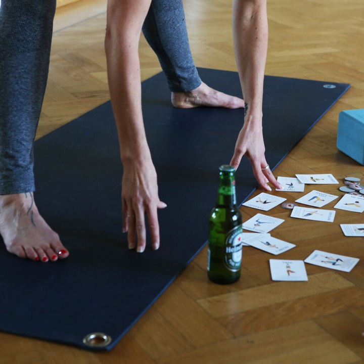 Actual product image Kikkerland Beer Yoga (English)