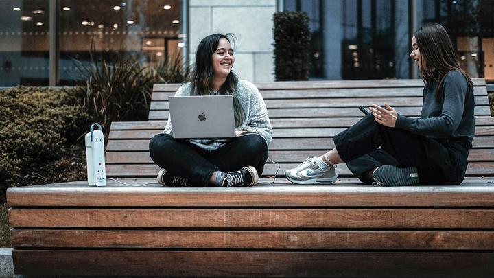 Produktbild Max Hauri LIBERTY QIKPAC Bundle Charger Base + 3 Akkus mit 2x USB-C 75W (150 W)