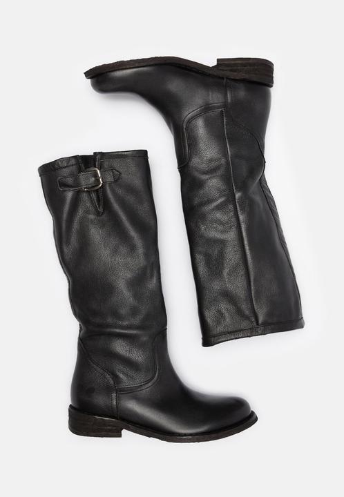 Actual product image Felmini Gredo 6922, the mid-height biker boot from, is made from smooth leather. These boots are (41)