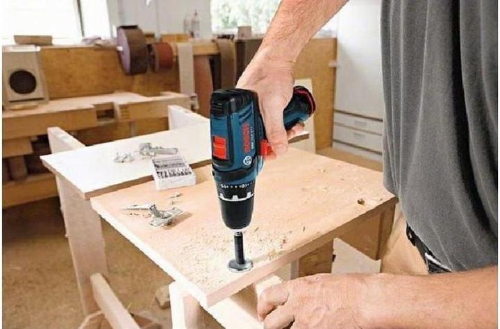 Actual product image Bosch Professional GSR 12V-15, with 1 x 2.0 Ah, 1 x 4.0 Ah, accessory set in bag (Rechargeable battery operated)