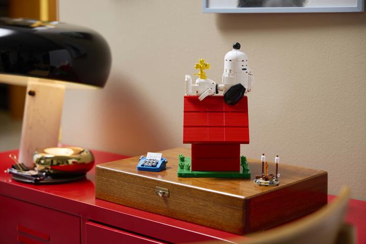 Produktbild LEGO Peanuts: Snoopys Hundehütte (21368, LEGO Ideas)