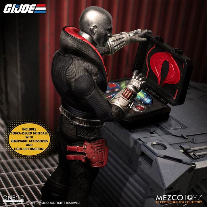 Actual product image Mezco Toys G.I. Joe figurine lumineuse 1/12 Destro 17 cm
