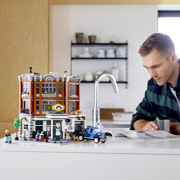 Produktbild LEGO Eckgarage (10264, LEGO Creator Expert)
