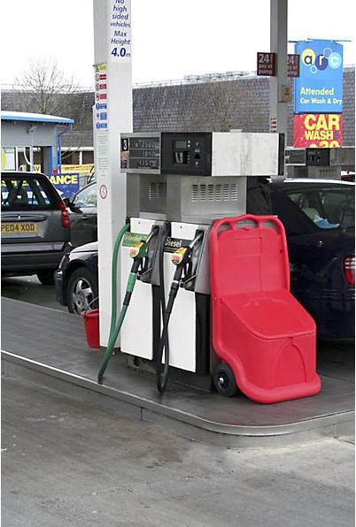 Image du produit eurokraft basic Chariot universel, idéal pour matériaux en vrac, capacité 75 l, rouge.