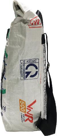 Actual product image Bekos Upcycling - Kurierrucksack aus recycelten Fischfuttersäcke weiss (40 l)