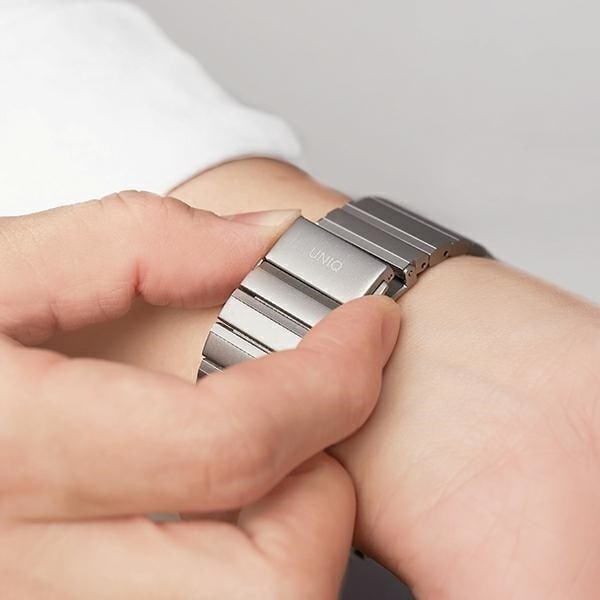 Produktbild Uniq pasek Strova Apple Watch 42/44/45/ 49mm Series 1/2/3/4/5/6/7/8/SE/SE2/Ultra Stainless Steel sre (Edelstahl, 3, 4, 9, Ultra)