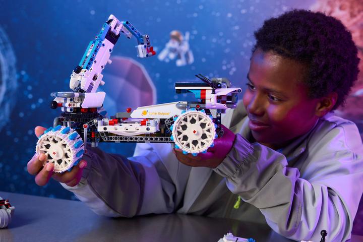 Produktbild LEGO Lunar Outpost Mondrover-Raumfahrzeug (42211, LEGO Technic)