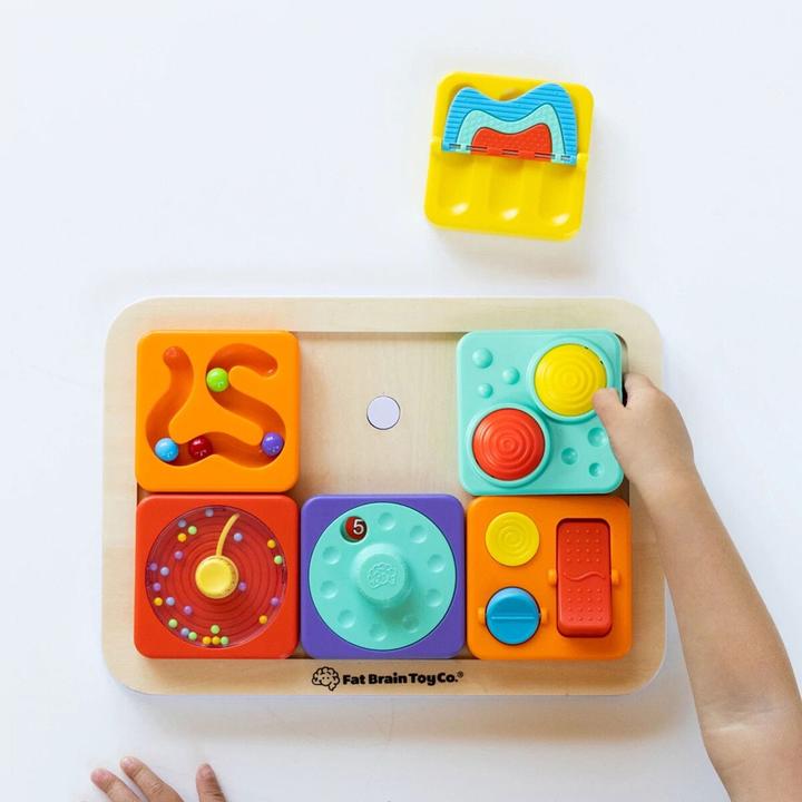Actual product image Fat Brain Toys Bet Your Brain - Play Tab Essential Set (337-50912)