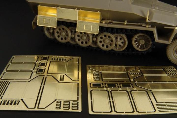 Actual product image Hauler Sd Kfz 251-1 ausf C KISTEN (AFV)