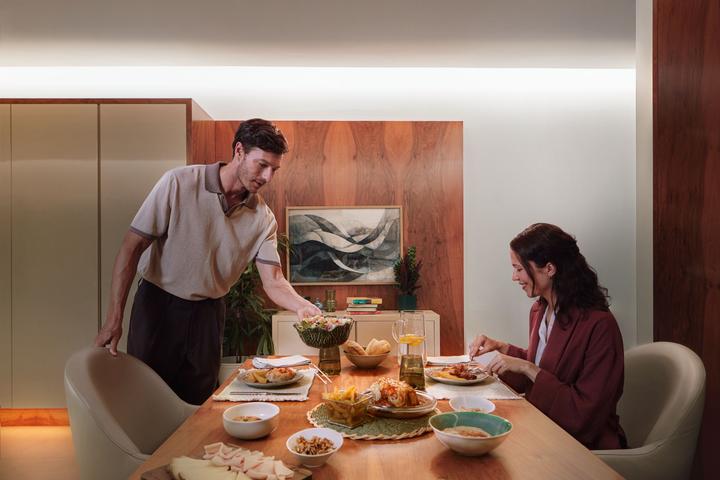 Immagine prodotto Philips Hue Flux Ultra Bright Gradient Lightstrip (Bianco caldo, Bianco neutro, Multicolore, 1000 cm, Interno)