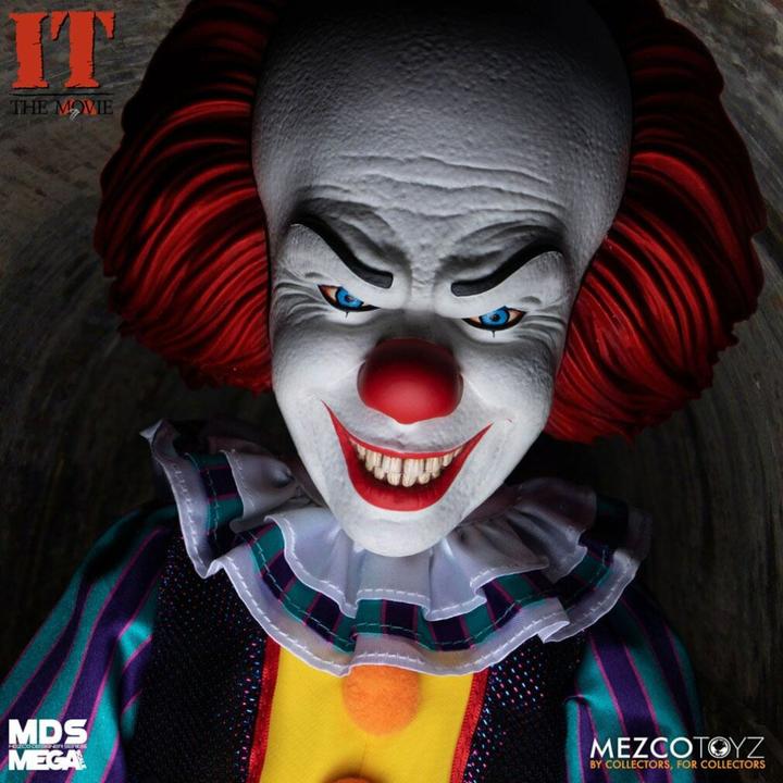 Actual product image Mezco Toys Stephen King's It: Pennywise 1990