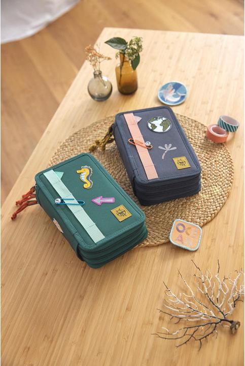 Produktbild Lässig Etui Triple Unique Ocean Dunkelgrün, befüllt