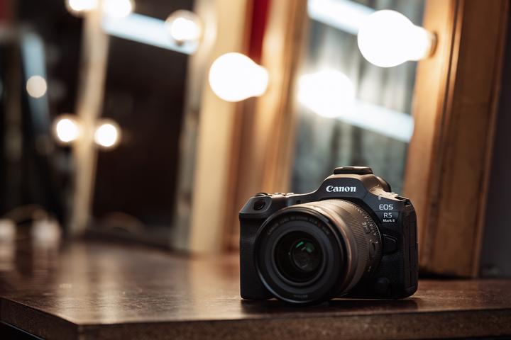 Image du produit Canon EOS R5 Mark II avec RF24-105 F4 L IS USM (24 - 105 mm, 45 Mpx, Plein format)