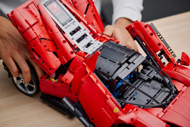 Actual product image LEGO Ferrari Daytona (42143, LEGO Technic)
