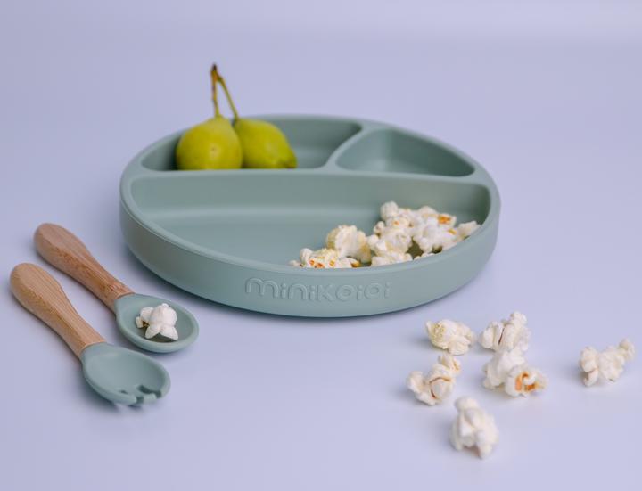 Image du produit Minikoioi stay-put suction divided plate, River Green, 101050007