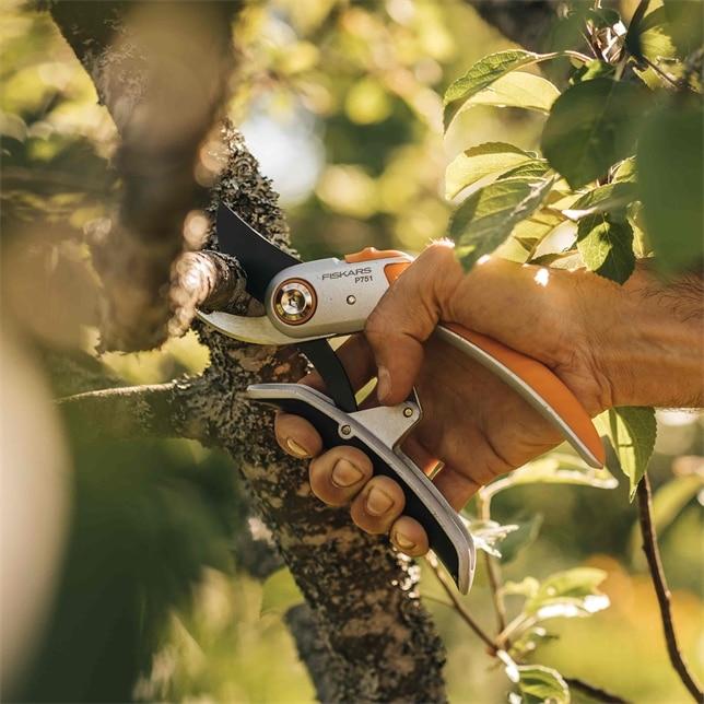 Produktbild Fiskars Plus PowerLever metal secateurs with folding blade (P751)