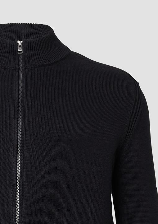 Produktbild s.Oliver Strickjacke Baumwoll-Strickjacke mit Stehkragen und Logo-Patch (4XL)