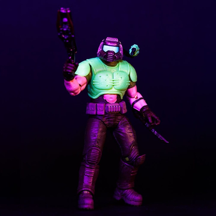 Produktbild McFarlane Doom Eternal Actionfigur Doom Slayer Classic (Glow In The Dark Edition) Gold Label 18 cm
