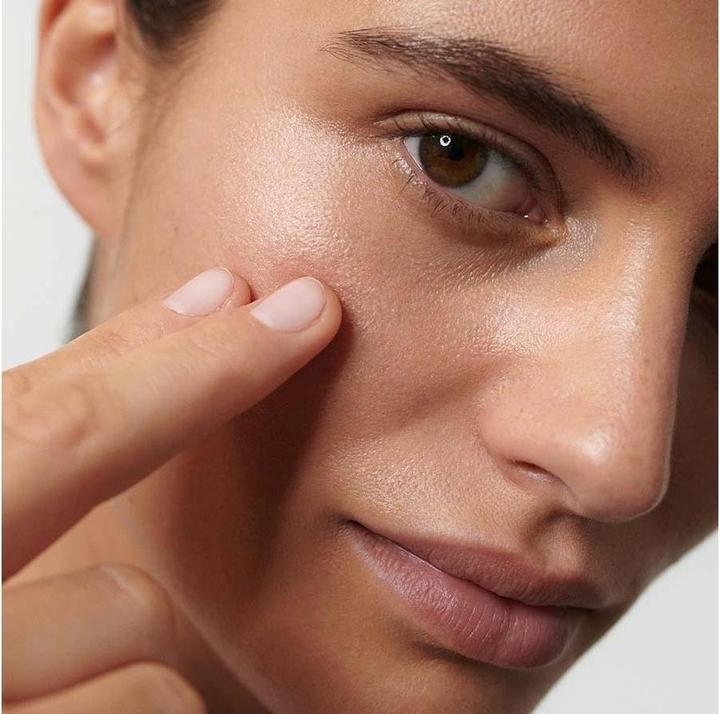 Actual product image Dr. Hauschka Illuminating Fluid (Translucent)