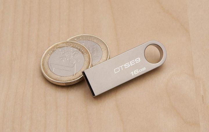 Immagine prodotto Kingston DataTraveler SE9 (32 GB)