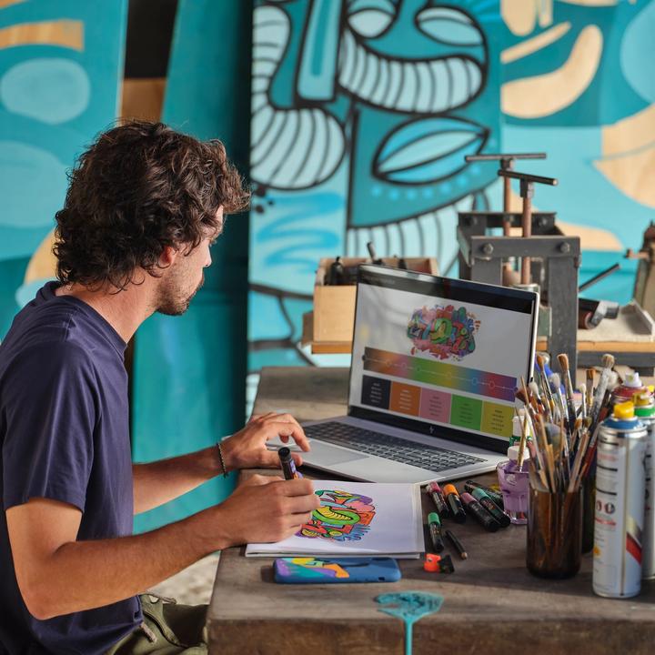 Produktbild HP ENVY 17-da0177ng 17,3" FHD IPS Touch, Intel Core Ultra 7 155H, 32GB RAM, 1TB SSD, Windows 11 Pro (17.30", Intel Core Ultra 7 155H, 32 GB, 1000 GB, DE)