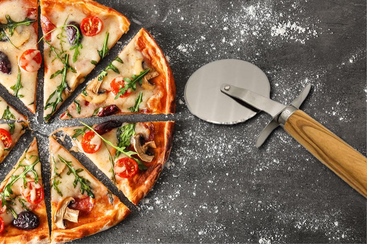 Produktbild Natura Punto Pizzaschneider, Griff aus Olivenholz, mit Daumenschutz, 19 x 7 x 2,5cm