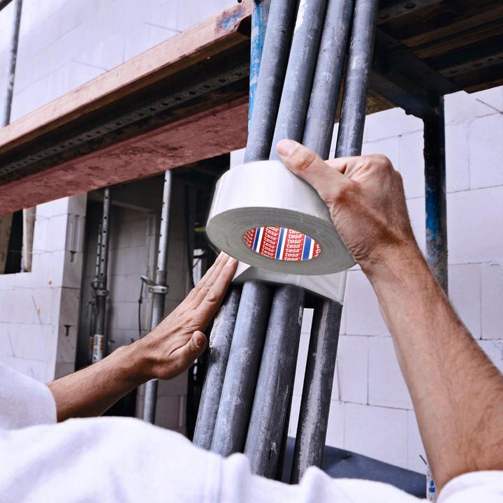 Produktbild tesa band 4688 - Klebstarkes Standard-Gewebeband für Anwendungen im Innen- und Aussenbereich (50 mm)