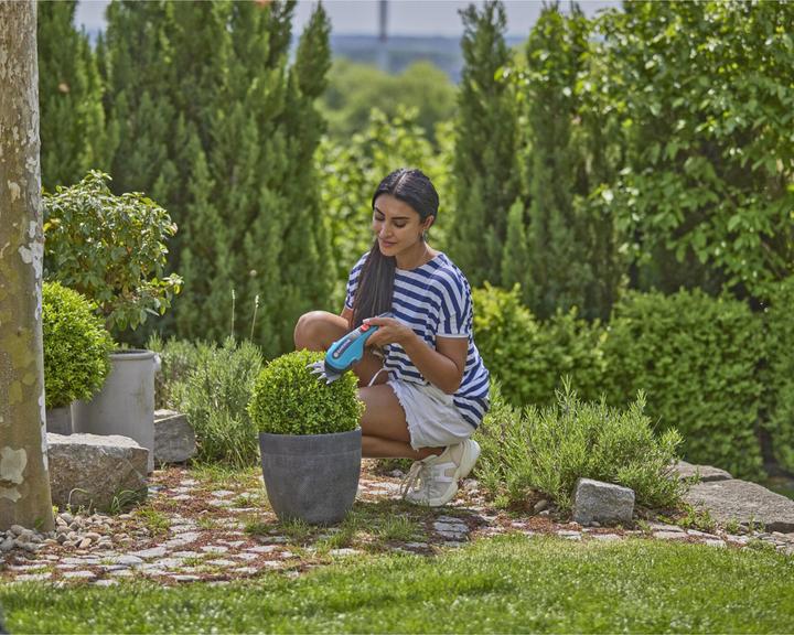 Produktbild Gardena Set Akku-Gras- und Strauchschere ClassicCut Li (Akkubetrieb)