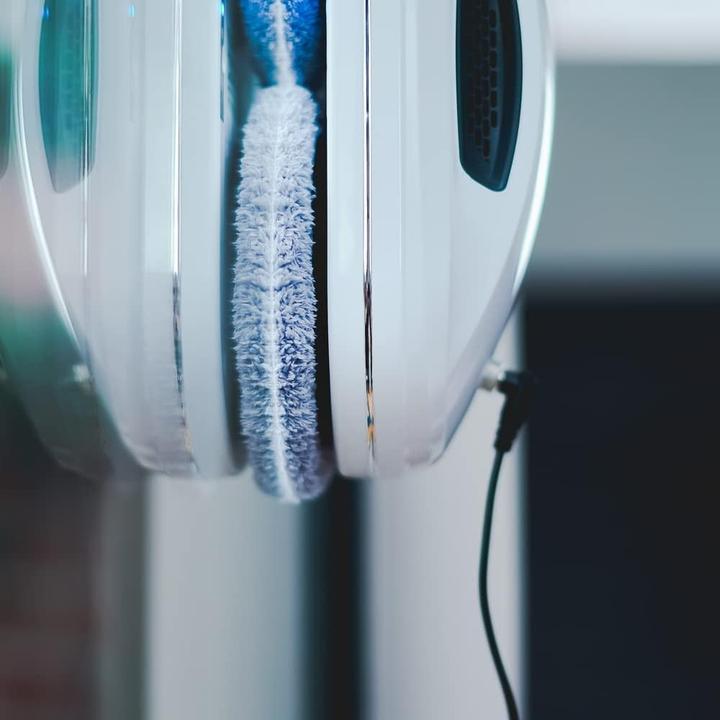 Actual product image Eziclean Hobot 300 windscreen wiper robot