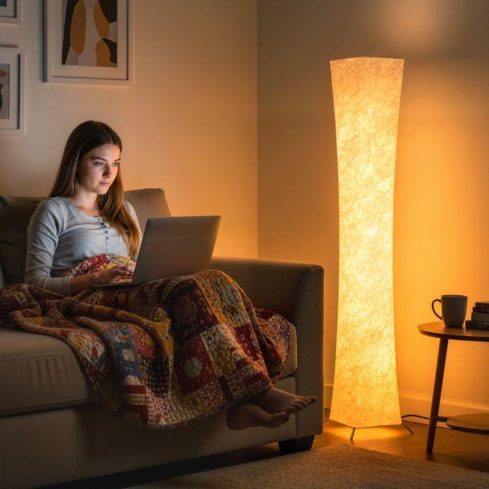 Actual product image Swisshandel24 Stehlampe mit Papierschirm, Fussschalter, 3 Helligkeitsstufen, Weiss (900 lm)