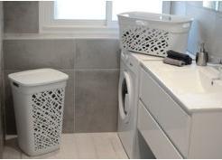 Produktbild EDA Wäschebox ALMERIA, mit Deckel, 60 Liter, PP, grau modernes Design, Aussparungen für Belüftung der W (60 l)