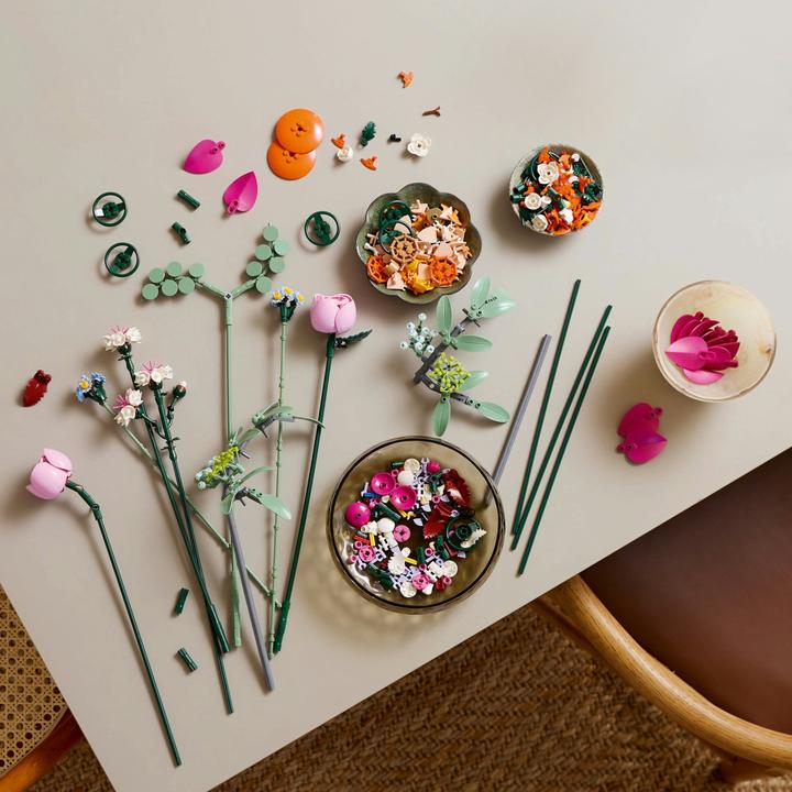 Image du produit LEGO Schöner Rosafarbener Blumenstrauss (10342, LEGO Icons, LEGO Botanical)